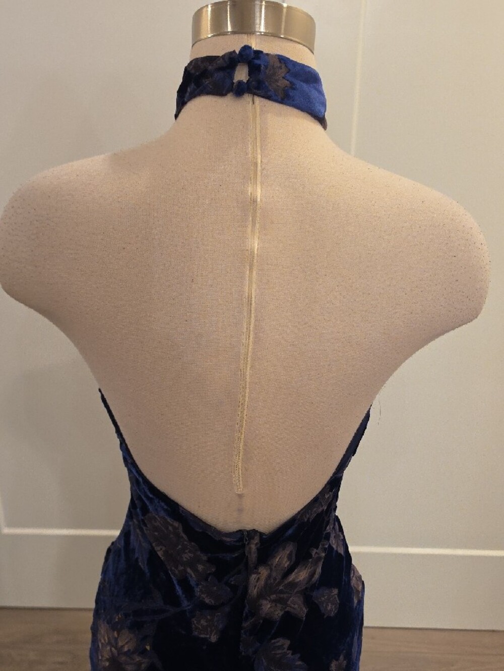 Lulu’s Navy Floral Velvet high neck Halter maxi Dress w/slit and open back SizeM - Picture 8 of 11